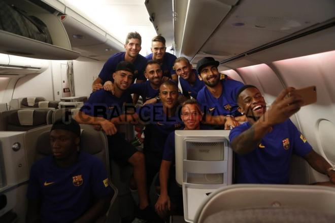 Varios de los jugadores del Barcelona masculino posan en el vuelo a Estados Unidos.
