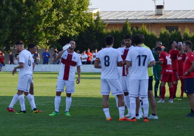 Los jugadores del Huesca se refrescan durante el partido.