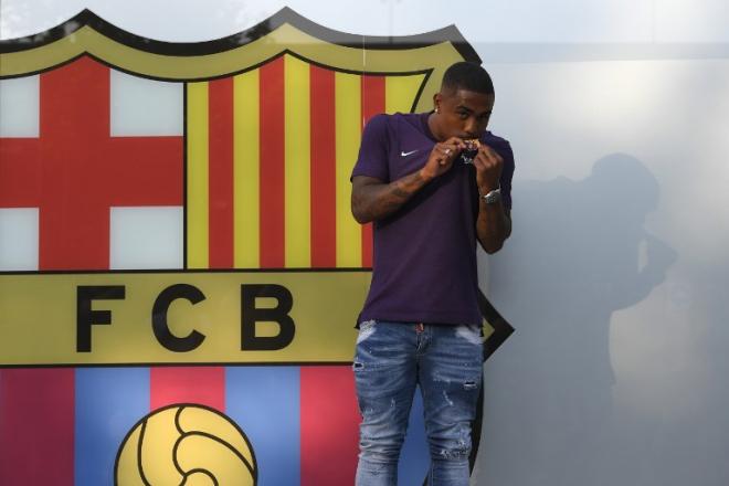 Malcom besa el escudo del Barcelona posando para los fotógrafos a su llegada a la Ciudad Condal.