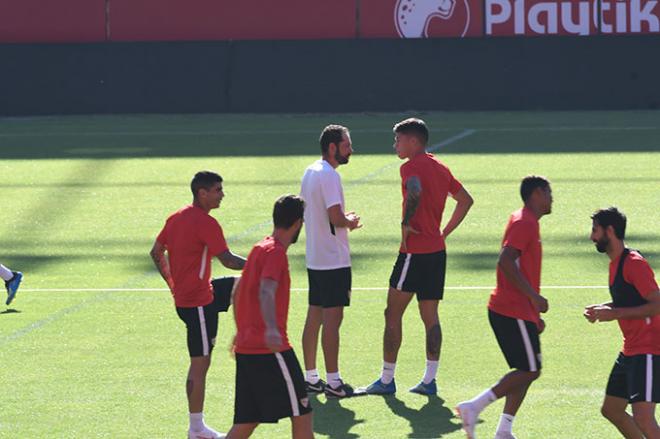 Pablo Machín charlando con Correa en el entrenamiento.