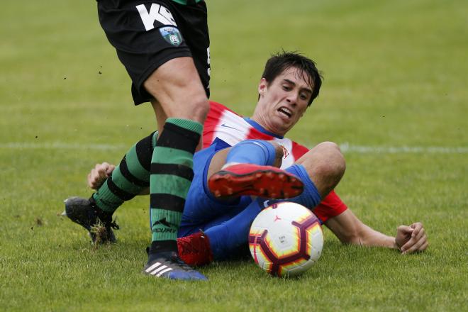 Pablo Pérez intenta hacerse con el balón ante el Sestao (Foto: Luis Manso).