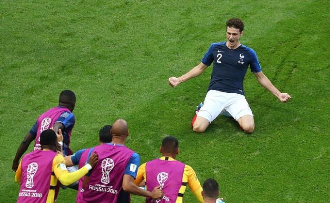 Pavard celebra su gol con Francia ante Argentina en octavos de final del Mundial de Rusia.