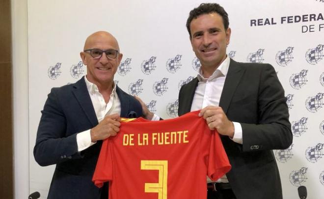 Luis de la Fuente posa con una camiseta con su nombre como nuevo entrenador de la sub 21. (Foto: @SeFutbol).