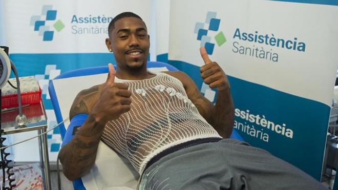 Malcom posa durante el reconocimiento médico del FC Barcelona (Foto: FC Barcelona).