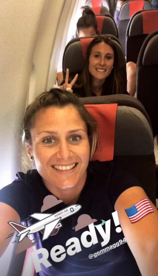 Las jugadoras del Barcelona femenino Sandra Paños y Gemma Gili posan en el vuelo a Estados Unidos.