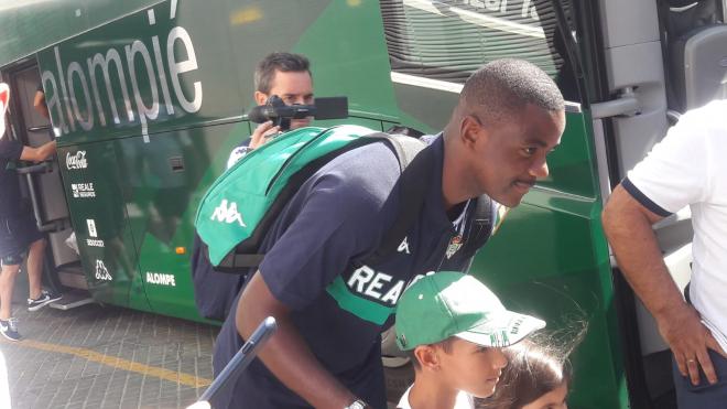 William Carvalho se hace una foto con dos niños antes de subirse al autobús del Betis.