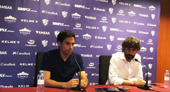 Xabi Etxeita junto al director deportivo del Huesca, Emilio Vega.