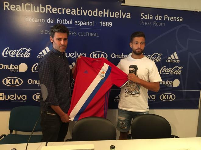 Óscar Carazo presenta a Borja Díaz como nuevo jugador albiazul. Foto: ED