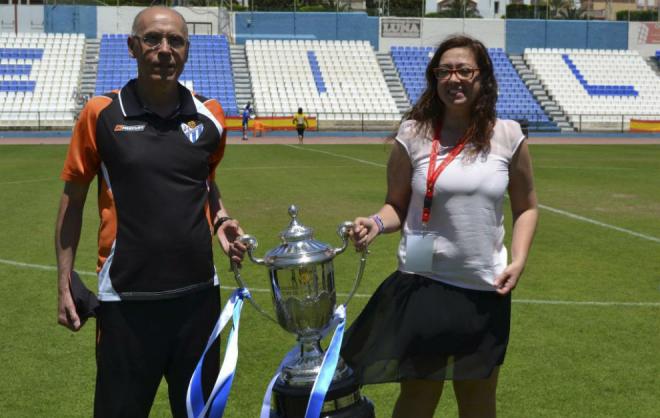 Antonio Toledo y Manuela Romero con la Copa de la Reina.
