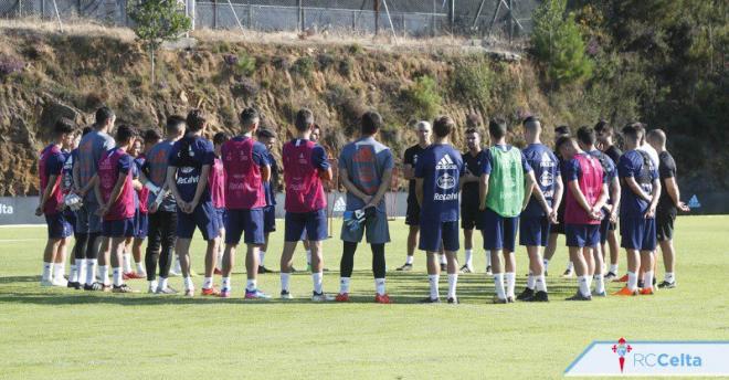 Charla de Rubén Albés a sus jugadores (Foto: RCCV).