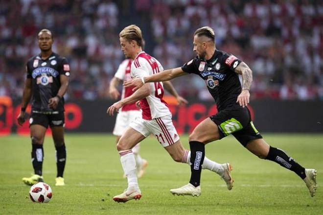 De Jong conduce un balón durante el partido del Ajax ante el Sturm Gaz del partido de ida de la segunda ronda de clasificación.