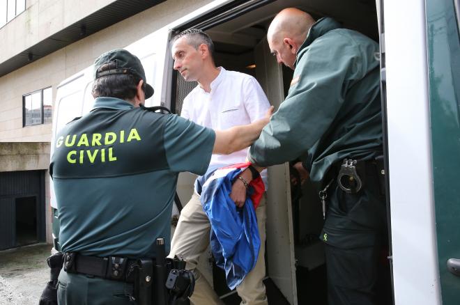 El entrenador, en dependencias de la Guardia Civil (Foto: Faro de Vigo).
