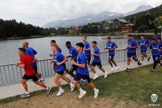 Los jugadores del Valencia CF se ejercitaron en uno de los lagos de Crans-Montana durante la pasada pretemporada.