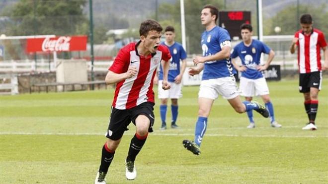 El deriotarra Inigo Vicente festeja uno de sus goles con el Bilbao Athletic