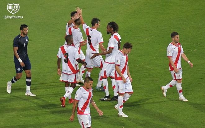 Los jugadores del Rayo Vallecano celebran el gol de Javi Guerra.