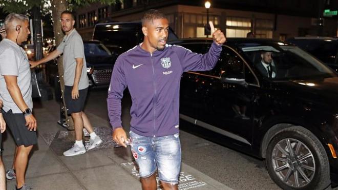 Malcom saluda en su llegada a Portland con el FC Barcelona.