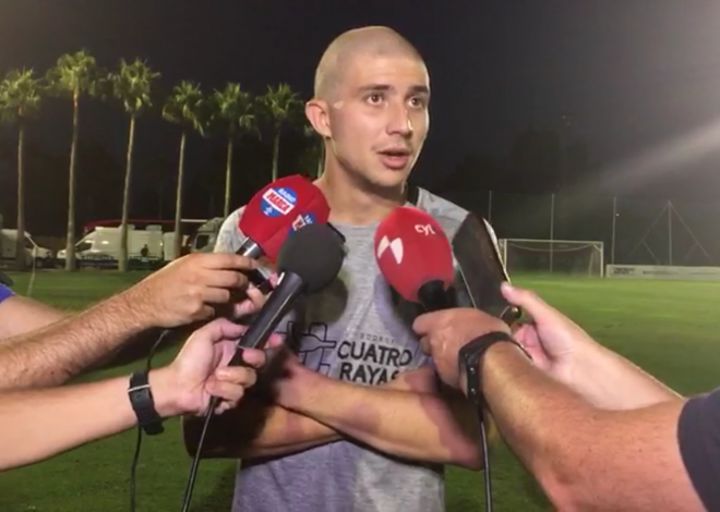 Mario Robles habla ante los medios tras marcar en el amistoso ante el Almería en Marbella.