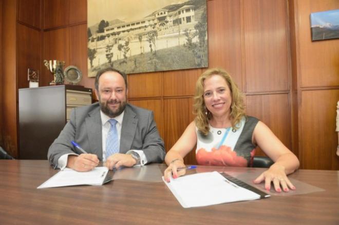 Jorge Menéndez Vallina firma el acuerdo (Foto: Real Oviedo).