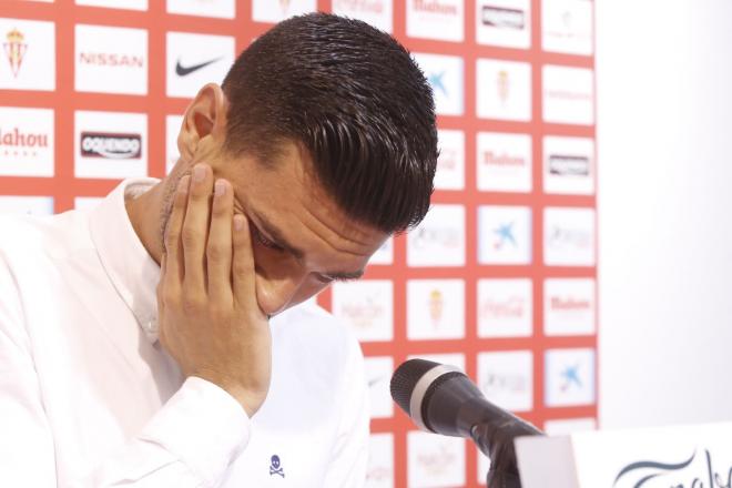 Sergio Álvarez no puede contener las lágrimas en su despedida del Sporting (Foto: Luis Manso).