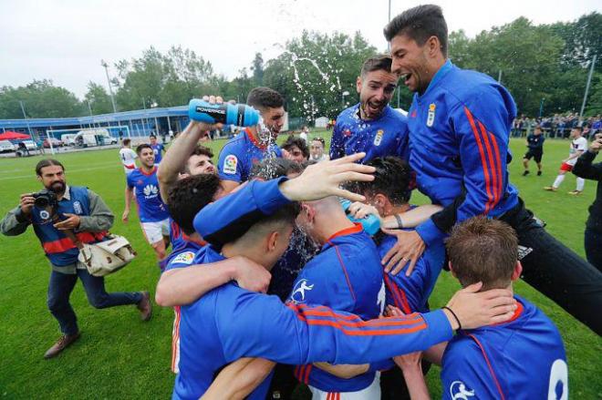 Los jugadores del Vetusta festejan el ascenso.