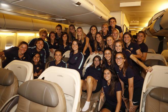 El Barça femenino posa en primera clase durante su viaje a Los Ángeles.