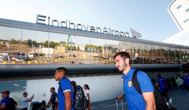 Los jugadores en el aeropuerto de Eindhoven.