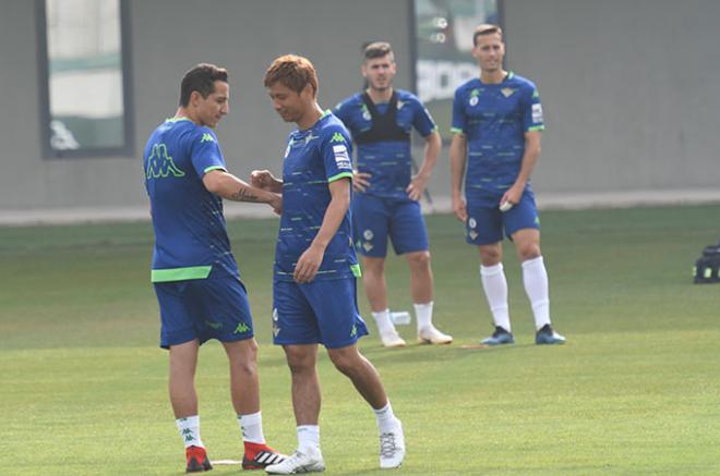 Inui, con Guardado, en un entrenamiento del Betis (Foto: Kiko Hurtado).