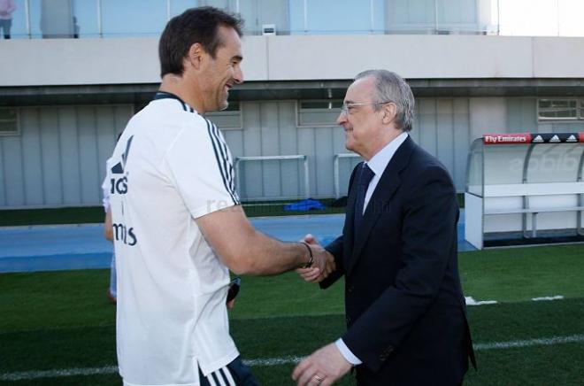 Julen Lopetegui, ahora entrenador del Sevilla, y Florentino Pérez se saludan en un entrenamiento del Real Madrid.