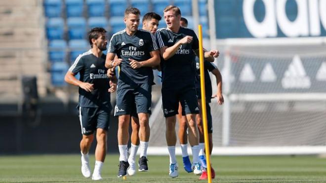 Nacho y Kroos realizan un ejercicio en un entrenamiento del Real Madrid (Foto: Real Madrid).