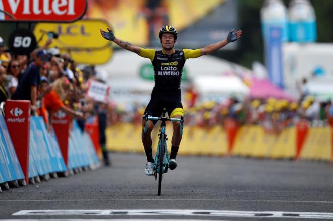 Roglic levanta los brazos en su entrada a meta durante la etapa 19 del Tour de Francia.