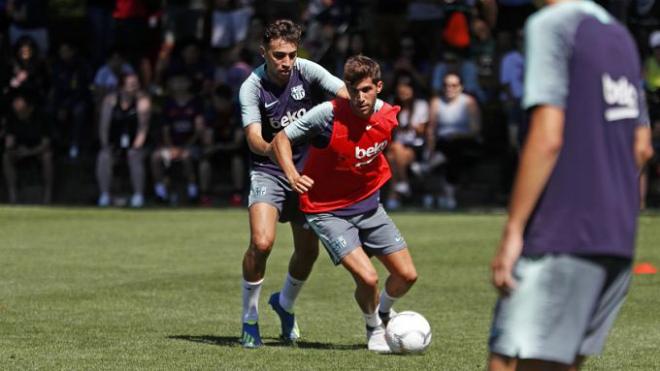 Sergi Roberto y Munir disputan un balón en el entrenamiento del Barça en Portland.