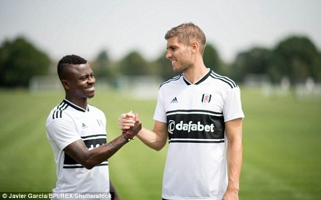 Seri y Le Marchand posan con la camiseta del Fulham.