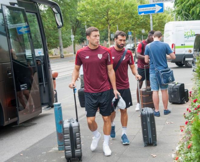 De Marcos y Balenziaga a su llegada a Duisburgo (Foto: Athletic Club).