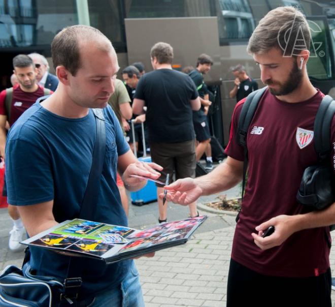 Yeray Álvarez atiende a un aficionado a su llegada a Duisburgo (Foto: Athletic Club).