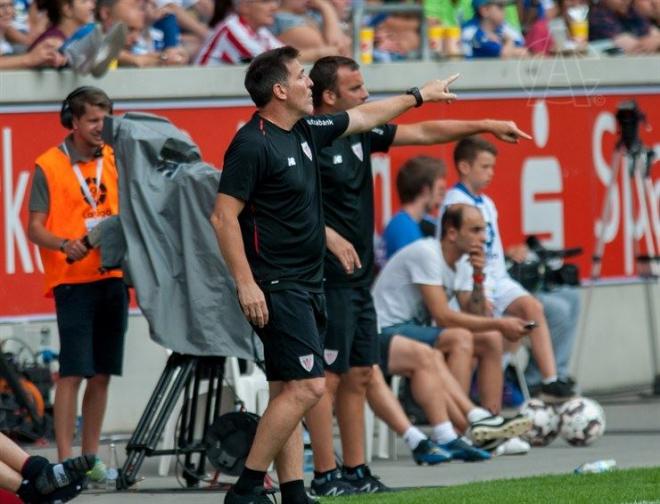 Eduardo Berizzo da instrucciones a sus jugadores ante el MSV Duisburg (Foto: Athletic Club).