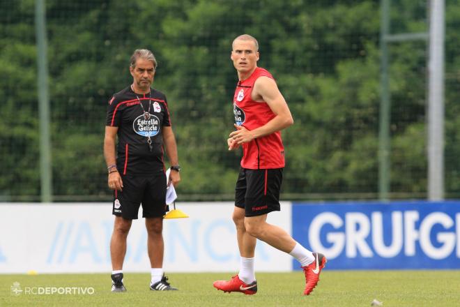 Natxo González observa las evoluciones de Álex Bergantiños en un entrenamiento (Foto: RCD).