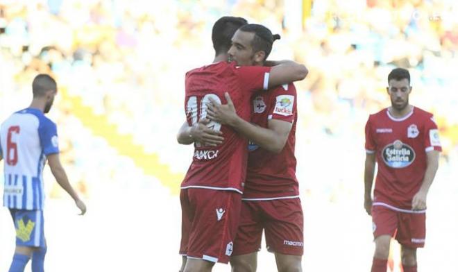 Quique González felicita a Borja Valle tras su gol en el amistoso que el Dépor jugó contra la Ponferradina (Foto: RCD).