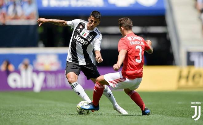 Joao Cancelo intenta regatear a Álex Grimaldo durante un Juventus-Benfica de la International Champions Cup.