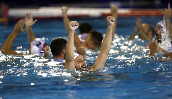 Los jugadores de Serbia festejan el oro en el Europeo de Waterpolo tras derrotar a España en los penaltis.