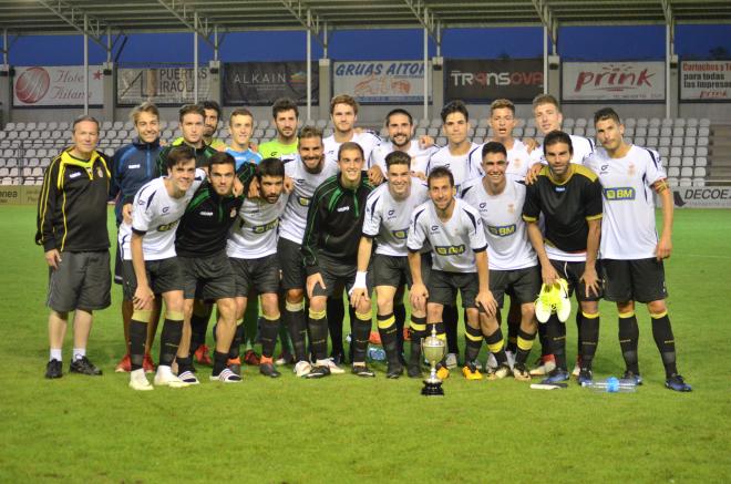 La plantilla del Real Unión con el trofeo. (Foto: Giovanni Batista)