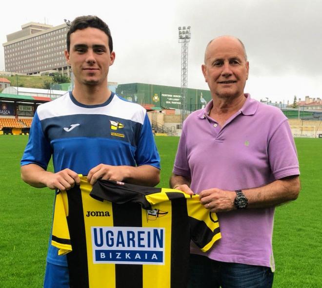 Nacho González posa con la camiseta jarrillera junto al director deportivo, 