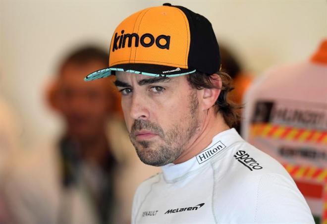 Fernando Alonso, en el box de McLaren.