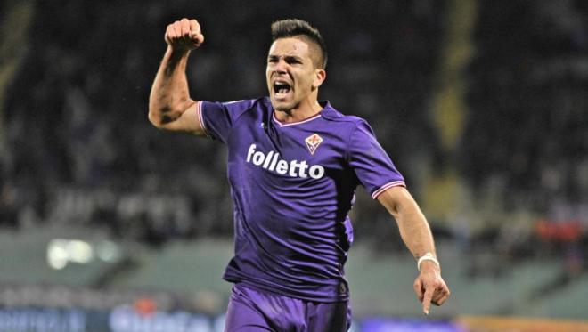 Giovanni Simeone festeja un gol con la Fiorentina.