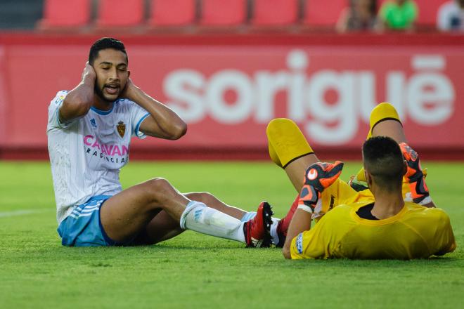 Jeison Medina se lamenta en el partido de pretemporada frente al Nàstic (Foto: Daniel Marzo).