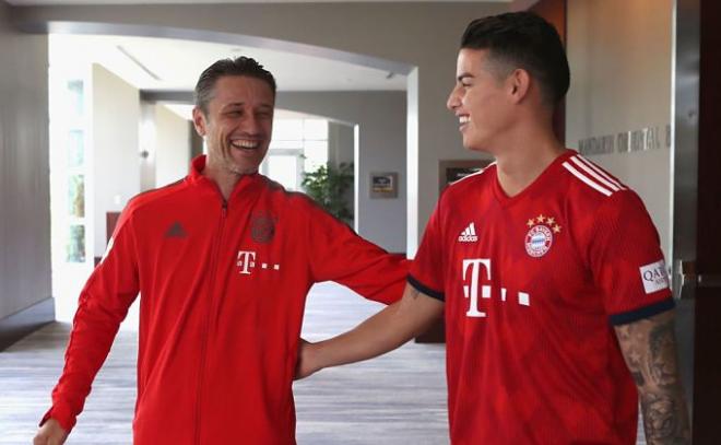 Niko Kovac y James Rodríguez se saludan a la llegada del colombiano a la concentración del Bayern de Múnich.