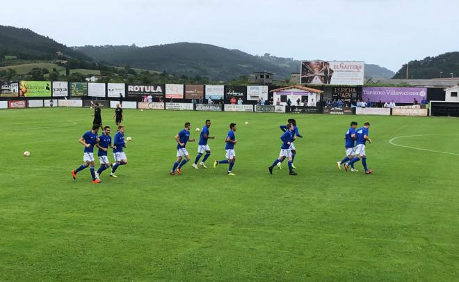 El Real Oviedo calentando antes de medirse a la Gimnástica (Foto: ElDesmarque).