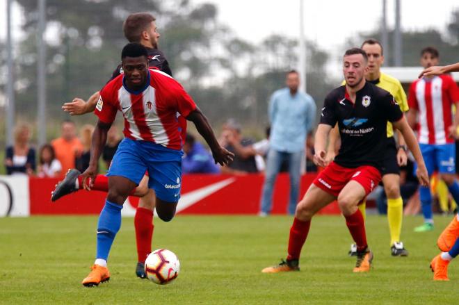 Neftali Manzambi en una acción del amistoso frente al Langreo (Foto: Luis Manso).