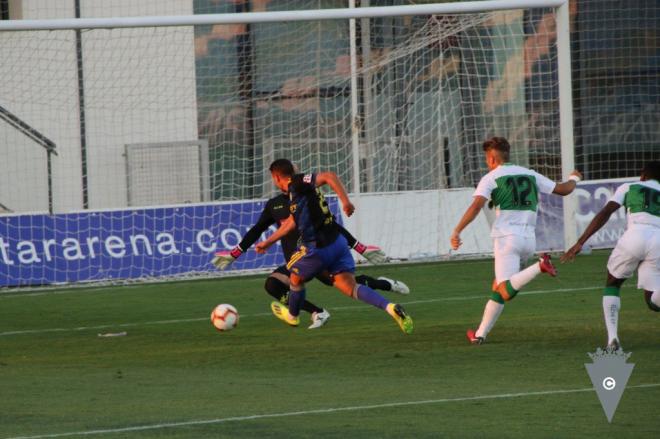 Manu Vallejo dispara a puerta para poner el 1-2 en el marcador frente al Elche (Foto: CCF).