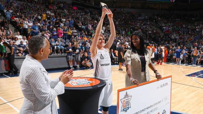 La base de los Chicago Sky Allie Quigley posa con el trofeo como campeona del Concurso de Triples del All Star de la WNBA.
