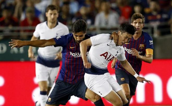 André Gomes pelea un balón con Son en el Barcelona-Tottenham de la International Champions Cup.